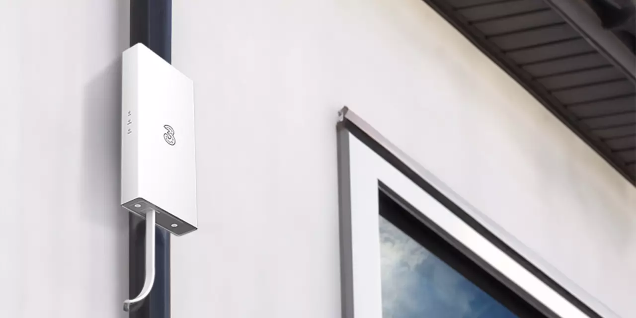 image of the 5G Outdoor Hub attatched to a pipe